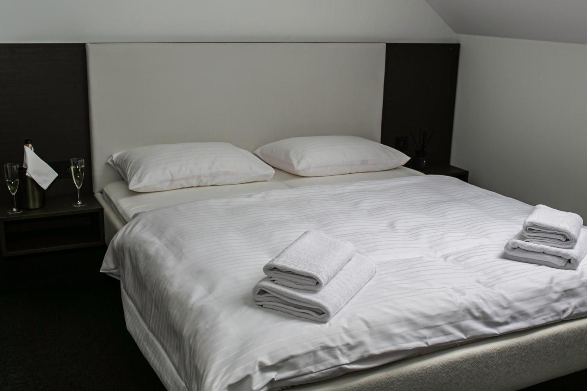 Golden Golem Hotel & Spa Praha Bagian luar foto